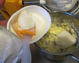 Foto langkah ke 3 dari resep Cheese Buttercream.