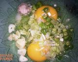 Foto langkah ke 2 dari resep Telur Dadar Daun Bawang.