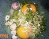 Foto langkah ke 2 dari resep Telur Dadar Daun Bawang.