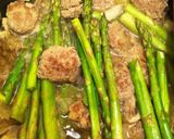 Foto langkah ke 4 dari resep Sup Asparagus Bola-Bola Daging.