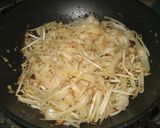 Foto langkah ke 6 dari resep Homemade Pad Thai.