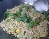 Foto langkah ke 3 dari resep Nasgor Sayuran harum kemangi.