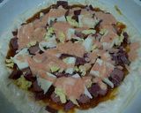 Foto langkah ke 3 dari resep sausage and smoked beef stuffed crust pizza.
