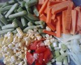 Foto langkah ke 1 dari resep Tumis sayur suwir ayam.