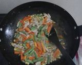 Foto langkah ke 2 dari resep Tumis sayur suwir ayam.