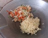 Foto langkah ke 4 dari resep Indomie Goreng My Way.