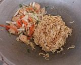 Foto langkah ke 6 dari resep Indomie Goreng My Way.