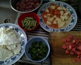 Foto langkah ke 2 dari resep Sop Campur Sosis dan Bola Daging.