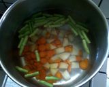 Foto langkah ke 3 dari resep Sop Campur Sosis dan Bola Daging.