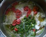 Foto langkah ke 4 dari resep Sop Campur Sosis dan Bola Daging.