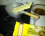 Foto langkah ke 3 dari resep Mie Goreng Ayam Minyak Wijen.