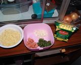 Foto langkah ke 2 dari resep Mie KSK (Keju-Sosis-Kelor).