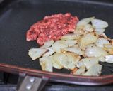 Foto langkah ke 2 dari resep Tortilla dengan Daging Kornet dan Kacang Pinto.
