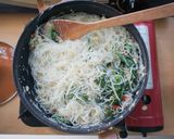 Foto langkah ke 7 dari resep Bihun Goreng dengan Sawi Hijau.