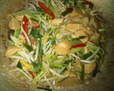 Foto langkah ke 3 dari resep Toge Sawi Bakso Saos Tiram.