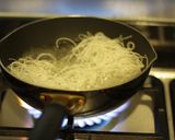 Foto langkah ke 3 dari resep Bihun Superior Aglio Olio.