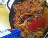Foto langkah ke 6 dari resep Cheesy Beef Burritos.