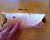 Foto langkah ke 13 dari resep Cheesy Beef Burritos.