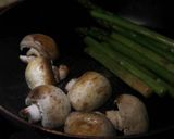 Foto langkah ke 3 dari resep Pan-seared Mushroom and Asparagus with Balsamic Vinegar Infusion.