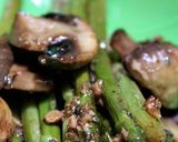 Foto langkah ke 10 dari resep Pan-seared Mushroom and Asparagus with Balsamic Vinegar Infusion.
