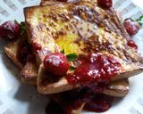 Foto langkah ke 3 dari resep Rich French Toast with Strawberry Sauce.