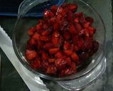 Foto langkah ke 2 dari resep Strawberry Trifle.