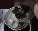 Foto langkah ke 6 dari resep Chicken Lemon Soy Sauce Soup.