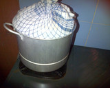 Foto langkah ke 7 dari resep Steamed Chocolate Cake.