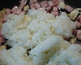 Foto langkah ke 3 dari resep Nasi Goreng Mentega Bawang Putih.
