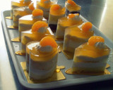 Foto langkah ke 10 dari resep Mandarin Surprise Cheesecake.