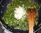 Foto langkah ke 6 dari resep Tumis Daun Ginseng Wijen Ala Korea.
