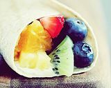 Foto langkah ke 2 dari resep Buah Gulung Pelangi.