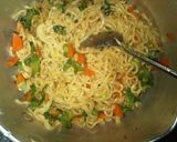 Foto langkah ke 2 dari resep Indomie Pelangi.