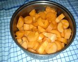 Foto langkah ke 1 dari resep Curried Carrot Soup.