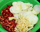 Foto langkah ke 2 dari resep Tumis Babai Worka ( Bakso, Cabai, Wortel dan Kacang Panjang ).