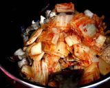 Foto langkah ke 23 dari resep Ultimate Kimchi Jjigae.