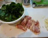 Foto langkah ke 1 dari resep Sayur Sawi Tumis Daging Ayam Mudah dan Praktis.