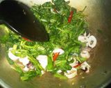 Foto langkah ke 2 dari resep Tumis Kangkung Cumi.