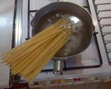 Foto langkah ke 2 dari resep Spicy Tuna Fettuccine.