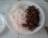Foto langkah ke 1 dari resep Beef Rice Spaghetti à la Aglio Olio with Spinach.