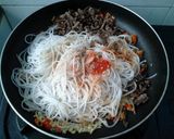 Foto langkah ke 3 dari resep Beef Rice Spaghetti à la Aglio Olio with Spinach.