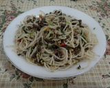 Foto langkah ke 7 dari resep Beef Rice Spaghetti à la Aglio Olio with Spinach.