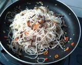Foto langkah ke 5 dari resep Beef Rice Spaghetti à la Aglio Olio with Spinach.
