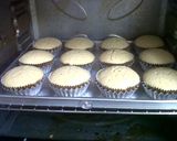 Foto langkah ke 8 dari resep Butter Cheese Cup Cakes.
