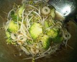 Foto langkah ke 3 dari resep Tumis Toge Brokoli.