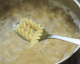 Foto langkah ke 4 dari resep Fusilli with Champignon Mushroom and Black Pepper.