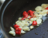 Foto langkah ke 5 dari resep Fusilli with Champignon Mushroom and Black Pepper.