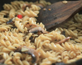 Foto langkah ke 8 dari resep Fusilli with Champignon Mushroom and Black Pepper.