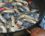 Foto langkah ke 7 dari resep Fusilli with Champignon Mushroom and Black Pepper.