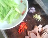 Foto langkah ke 1 dari resep Tumis Labu Siam Sosis.